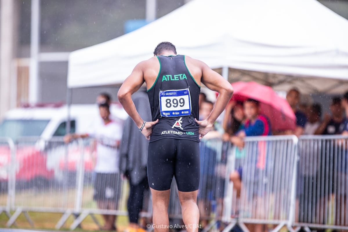 Atleta da Atletismo-UEM visto de costas, com o uniforme do time, no Troféu Adhemar 2025