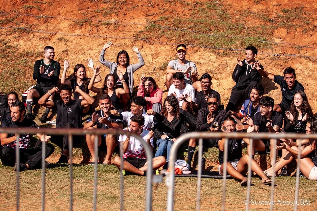 Equipe da Atletismo-UEM reunida ao ar livre em momento descontraído
