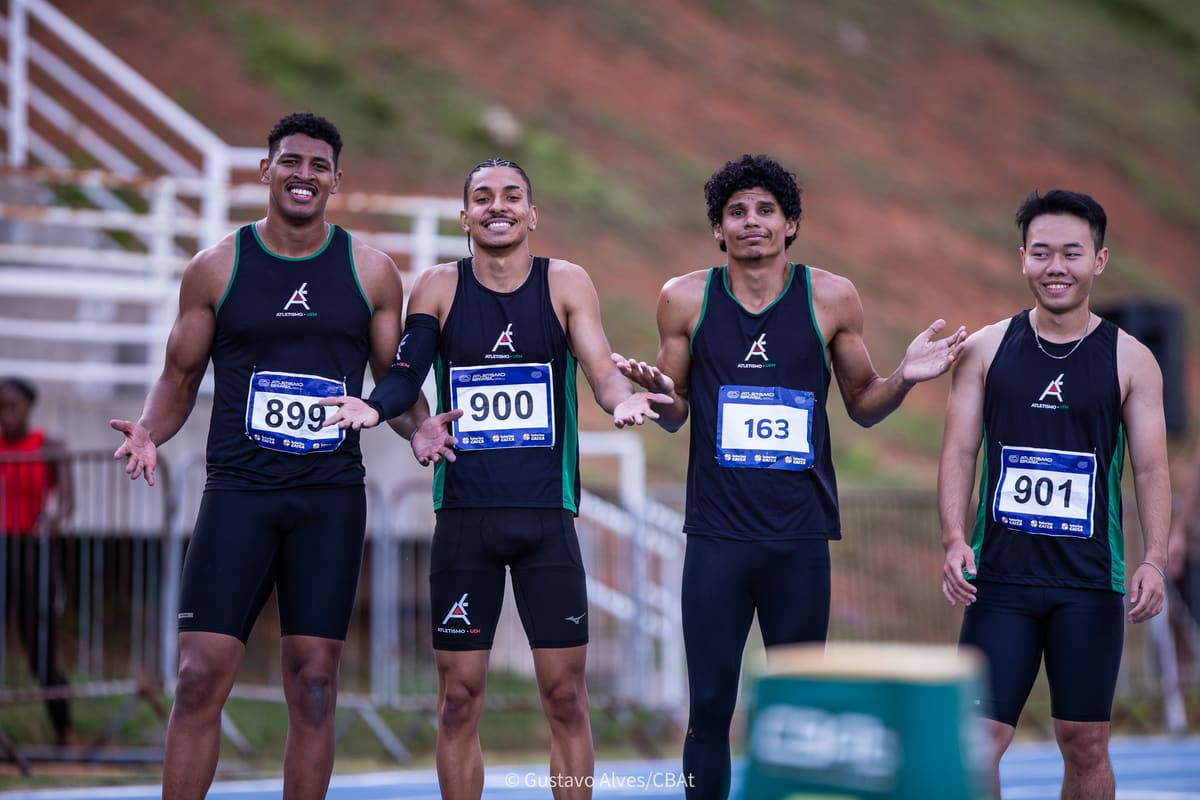 Atleta da Atletismo-UEM em foto com competidores de outras universidades no Troféu Adhemar 2025