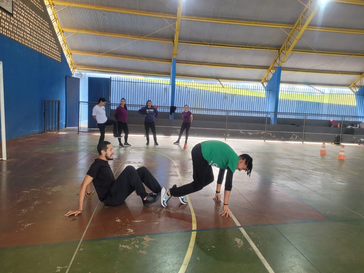 Tutores do Atletismo-UEM demonstram uma atividade prática durante a formação continuada em Mandaguaçu